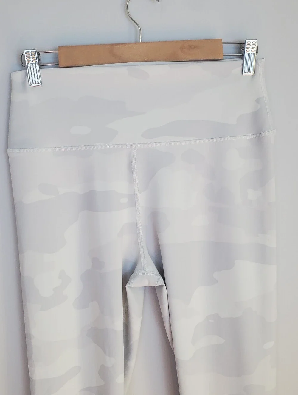 Alo Yoga High-Waist White Camo Vapor Legging Size Large